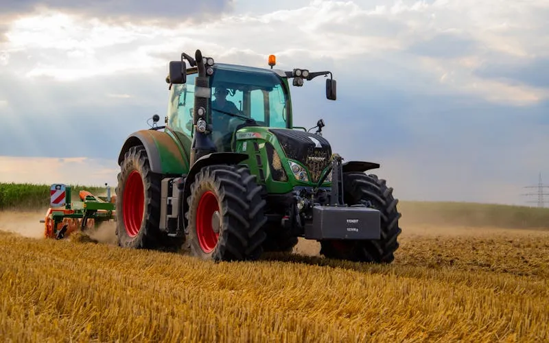 Unternehmens-Rechtsschutz für Landwirtschaft — Traktor auf einem Feld bei der Ernte