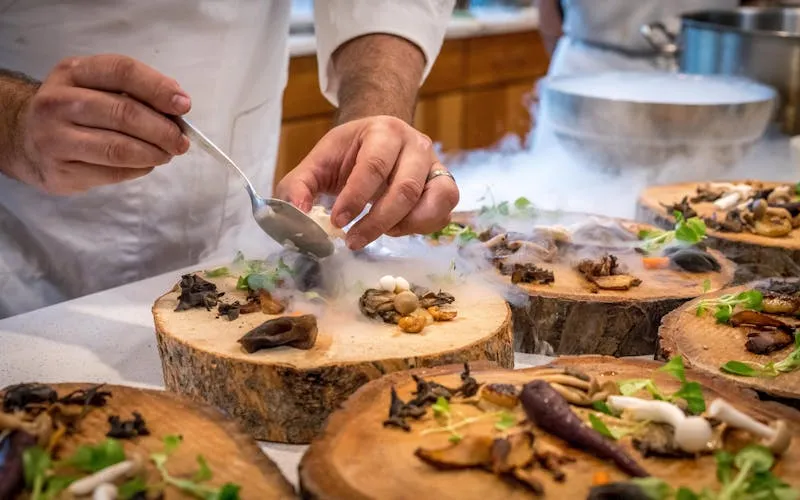 Unternehmens-Rechtsschutz für Restaurants und Gastronomie — Kellner in einem Restaurant